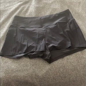 Lululemon cinch and stretch short 2.5”